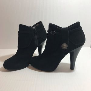 Unlisted by Kenneth Cole Black Ankle Booties 7.5